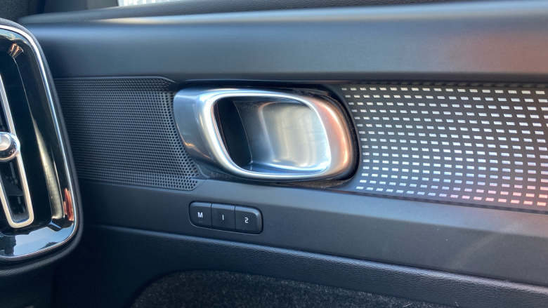 Volvo Xc40 2.0 T4 R DESIGN Pro 5dr AWD Geartronic Petrol Estate